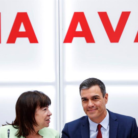 Pedro Sánchez, junto a Cristina Narbona durante la reunión con la Ejecutiva del partido este jueves en Ferraz. EFE/ Emilio Naranjo