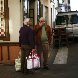 Dos jubilados conversan en una calle de la localidad malagueña de Ronda. REUTERS/Jon Nazca