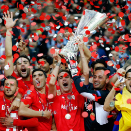 Los jugadores del Sevilla, con el trofeo. Reuters / Carl Recine