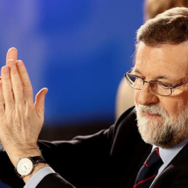 El presidente del Gobierno y del PP, Mariano Rajoy, durante la cena de navidad del PP de Madrid, hoy en Las Rozas. EFE/Mariscal