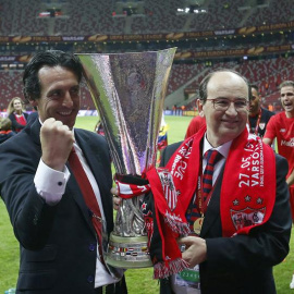 El técnico y el presidente del Sevilla, Unai Emery (i) y Jose Castro, con el trofeo de la Europa League. /EFE