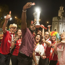 Aficionados del Sevilla celebran la victoria del equipo sevillista en la final de la Liga Europa. /EFE