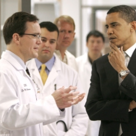 Obama dialoga con científicos de un laboratorio de investigación cardiológica, durante la campaña. AP