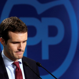 El vicesecretario general de comunicación del Partido Popular, Pablo Casado, antes de su comparecencia ante los medios de comunicación para valorar los resultados en las elecciones de Cataluña, esta noche en la sede de los populares en Madr