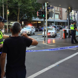 La policía australiana acordona la zona donde se ha producido el atropello. | SONALI PAUL (REUTERS)