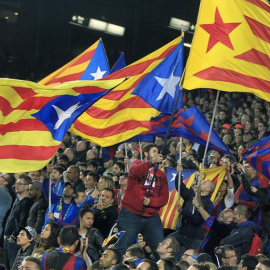 Aficionados muestran banderas esteladas en el minuto 17:14 del partido entre Barcelona y Eibar el pasado 25 de octubre. /EFE
