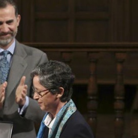 Felipe VI entrega el VI Premio Derechos Humanos Rey de España a la superiora general de las Adoratrices, Teresa Valenzuela. EFE