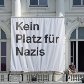 Manifestantes alemanes colocan una pancarta en la que se puede leer "No hay lugar para los nazis". REUTERS/Fabian Bimmel