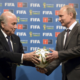 Imagen de archivo del presidente de la FIFA, Joseph Blatter, y del presidente ruso, Vladimir Putin, en 2014./ REUTERS