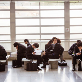 En 2016 más del 20% de los trabajadores japoneses reconocían estar trabajando más de 80 horas extra al mes -EFE