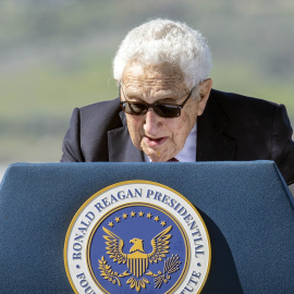 El diplomático estadounidense Henry Kissinger comparece durante un acto público en febrero de 2023.