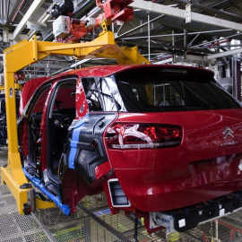 Ensamblaje de uno de los vehículos de la marca.- EFE