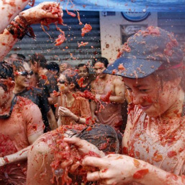 Varios jóvenes participan en la Tomatina de Buñol - EFE
