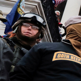 Miembros de la milicia Oath Keepers, entre ellos Jessica Marie Watkins (izquierda), durante el asalto