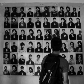 Rostros de algunas de las víctimas del genocidio de Camboya en una de las prisiones más temibles del régimen jemer, la S-21. - PAU GARCÉS
