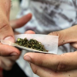 Un fumador liándose un cigarrillo de marihuana. EFE/Archivo