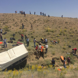 Imagen de la furgoneta accidentada cerca de la localidad turca de Özalp, en la que viajaban 67 personas migrantes.- REUTERS/ STRINGER