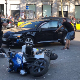 Un vehicle atropella una moto d'un agent de la Guàrdia Urbana a Barcelona l'11 d'agost.
