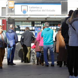 Cola de compradores en la administración de Loterías 'El Doblón de Oro', en la madrileña Puerta del Sol. EFE/ Álvaro Sánchez