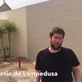Miguel Urbán, en el cementerio de Lampedusa, donde ha exigido que las víctimas no sean tratadas como simples números.