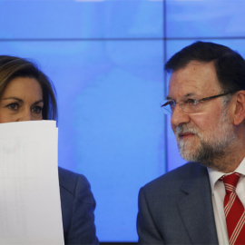 Cospedal y Rajoy, en la sede del Partido Popular. / REUTERS