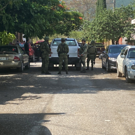 Miembros del Ejercito Mexicano y fiscalía del estado resguardan la zona donde fue asesinado el periodista Antonio de la Cruz, en ciudad Victoria en Tamaulipas.