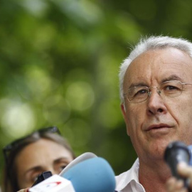 Cayo Lara hablando este jueves sobre el juicio oral por el caso de la 'caja B' del PP / IU