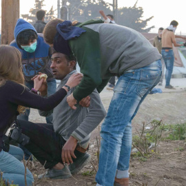 Un grupo de voluntarios atiende a uno de los heridos por las cargas de los agentes. / PABLO GABANDÉ