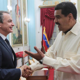 Fotografía cedida por prensa de Miraflores donde se observa al presidente de Venezuela, Nicolás Maduro, quien saluda al expresidente español, José Luis Rodríguez Zapatero. /EFE