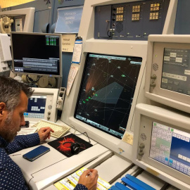 Jesús Corral es uno de los controladores aéreos del centro de Torrejón de Ardoz, en Madrid / PÚBLICO
