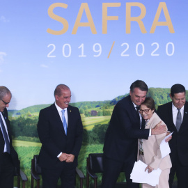 Bolsonaro-Ministra. Jair Bolsonaro abraza a su ministra de agricultura, Tereza Cristina, exlíder de la bancada ruralista, en la presentación del Plano Safra 2019/20, de créditos, subvenciones e incentivos. Antonio Cruz/ Agência Brasil. 18ju