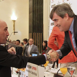 Miguel Cardenal saluda a Luis Rubiales, presidente de la AFE. /EFE