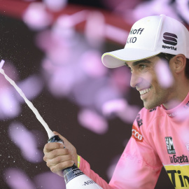 Contador descorcha champán tras la decimoctava etapa del Giro. /REUTERS