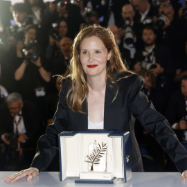 La directora francesa Justine Triet, ganadora de la Palma de Oro por la película 'Anatomie d'une Chute' ('Anatomía de una caída'), posa durante el photocall de los Galardonados en la Clausura Ceremonia del Festival de Cannes.