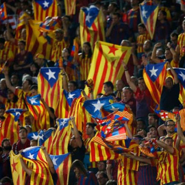 Estelades en las gradas del Camp Nou. / REUTERS