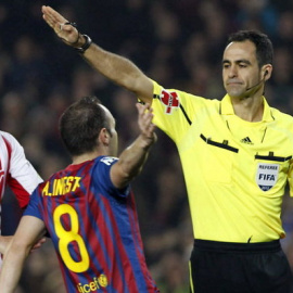 Iniesta protesta a Velasco Carballo en un encuentro.