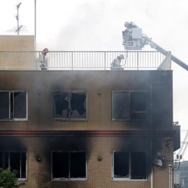 Bomberos trabajando en las labores de extinción del incendio provocado en el estudio de Kyoto. / EFE