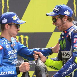 Maverick Viñales saluda a Valentino Rossi en el podio del GP de Francia, el 8 de mayo. /AFP