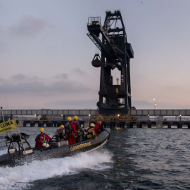 Los activistas de Greenpeace desembarcando en el muelle gaditano. / Greenpeace Andalucía