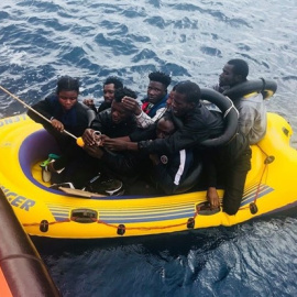 Personas rescatadas de una patera en una imagen de archivo.- SALVAMENTO MARÍTIMO/ ARCHIVO