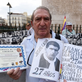 18/07/2019- Un manifestante sostiene una imagen de su padre, que desapareció durante la dictadura de Franco. / John Milner/ SOPA Images via ZUMA Wire/dpa