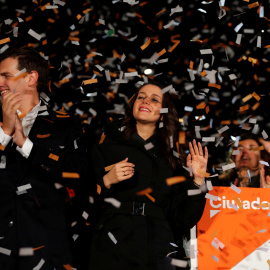 La candidata de Ciudadanos, Inés Arrimadas, y el líder de la formación naranja, Albert Rivera, celebrar su victoria en las elecciones del 21-D, en Barcelona. REUTERS/Eric Gaillard