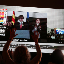 Los seguidores de JxCat observan en una pantalla en Barclona la intervención del president cesado Carles Puigdemont, valorando desde Bruselas los resultados de las elecciones del 21-D.. REUTERS/Albert Gea
