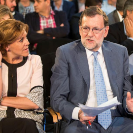 El presidente del Gobierno en funciones y del PP, Mariano Rajoy,d, y la secretaria general del PP, Maria Dolores de Cospedal, durante el Foro-Convención de su partido "Malas prácticas de gobiernos extremistas, buenas prácticas de gobiernos 