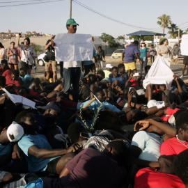 Concentración a las puertas del CETI de Melilla en protesta por la muerte de un grupo de personas en un salto a la valla en la frontera melillense, a 29 de junio de 2022.