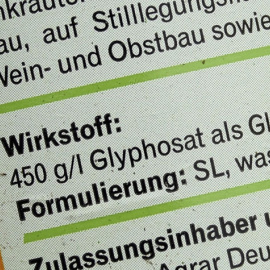 Vista de la etiqueta de una botella de pesticida en Aukrug, Alemania. EFE