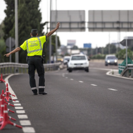 Un agente de la Guardia Civil de Tráfico da el alto a un conductor en un control, con motivo de la campaña puesta en marcha por la DGT sobre control de la tasa de alcohol y presencia de drogas en conductores | EFE
