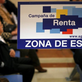 Zona de espera de una de las oficinas de la Agencia Tributaria.- EFE/Pérez Cabeza