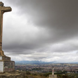 El alcalde de Vitoria, Gorka Urtaran (PNV), se ha mostrado hoy en contra de derribar la cruz ubicada en la cima del monte Olárizu "que el franquismo utilizó de forma partidista" tras la decisión de la Junta Administrativa del concejo de Men