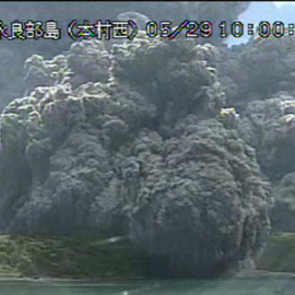 El volcán Shindake en la sureña isla japonesa de Kuchinoerabu-jima ha entrado en erupción este viernes, arrojando columnas de humo negro hacia el cielo y llevando al país a subir el nivel de alerta a 5, el más alto posible, según ha informa